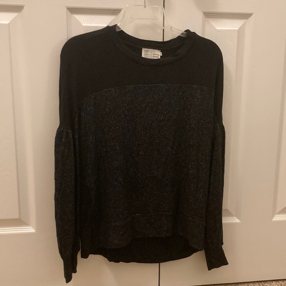 Super soft, classy light weight sweatshirt